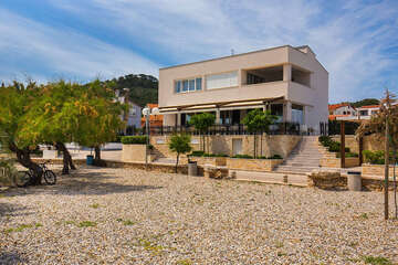 Apartmány Dalmacija - hlavní budova s recepcí a restaurací, Preko, ostrov Ugljan, Chorvatsko