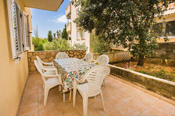 A2 - apartmány Bracera - terasa s pohledem do zahrady (vstup na terasu z kuchyně), Stará Novalja, ostrov Pag, Chorvatsko