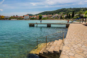 Apartmány Dalmacija - schůdky do moře z betonového opalovacího mola, Preko, ostrov Ugljan, Chorvatsko