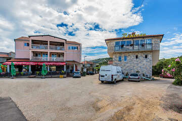 Ražanj - náměstí s obchodem a restaurací, Šibenická riviéra, Chorvatsko