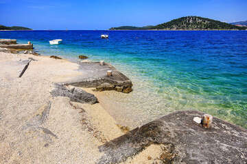Ražanj - oblázkové pláže, Šibenická riviéra, Chorvatsko