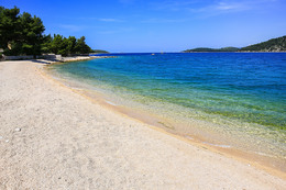 Ražanj - oblázková pláž Varoš, Šibenická riviéra, Chorvatsko