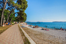 Fažana - oblázková pláž San Lorenzo, Istrie, Chorvatsko