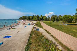 Fažana - oblázková pláž San Lorenzo, Istrie, Chorvatsko