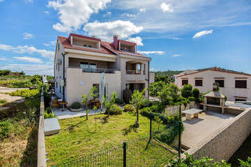 Apartmány Smokva - venkovní gril u domu (foto před vybudováním bazénu), Ražanj, Šibenická riviéra, Chorvatsko