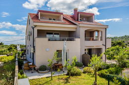 Apartmány Smokva, (foto před vybudováním bazénu) Ražanj, Šibenická riviéra, Chorvatsko