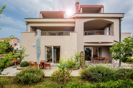 Apartmány Smokva, (foto před vybudováním bazénu) Ražanj, Šibenická riviéra, Chorvatsko