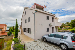 Apartmány Smokva - parkoviště u domu, Ražanj, Šibenická riviéra, Chorvatsko