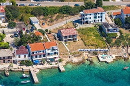 Apartmány Bracera - opalovací molo s lehátky, Stará Novalja, ostrov Pag, Chorvatsko