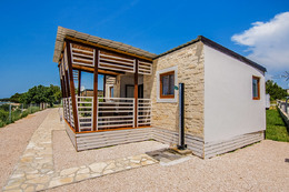 Mobilhome Kum - venkovní sprcha u mobilhome 3, Biograd na moru, Zadarská riviéra, Chorvatsko