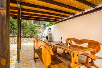 Apartmány Marinno - posezení u grilu, Mimice, Omišská riviéra, Chorvatsko