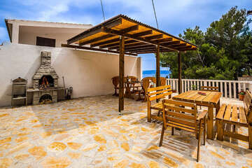 Apartmány Marinno - společná terasa s grilem a posezením, Mimice, Omišská riviéra, Chorvatsko