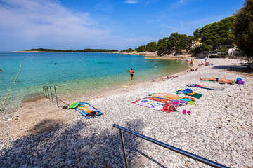 Apartmány Batana - oblázková pláž u hotelu Centinera, Pula-Banjole, poloostrov Istrie, Chorvatsko