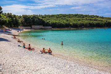 Apartmány Batana - oblázková pláž u hotelu Centinera, Pula-Banjole, poloostrov Istrie, Chorvatsko