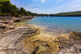 Apartmány Batana - nejbližší koupání, ploché kameny v Banjole, Pula-Banjole, poloostrov Istrie, Chorvatsko