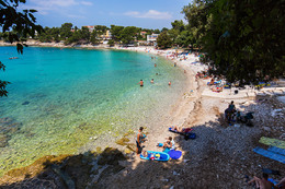 Apartmány Batana - oblázková pláž u hotelu Centinera, Pula-Banjole, poloostrov Istrie, Chorvatsko