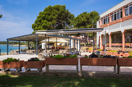 Pula - Banjole - restaurace u hotelu Centinera, poloostrov Istrie, Chorvatsko