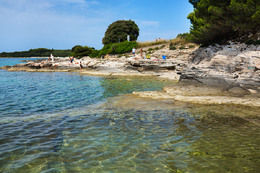 Pula - Banjole - ploché kameny, poloostrov Istrie, Chorvatsko