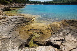 Pula - Banjole - ploché kameny, poloostrov Istrie, Chorvatsko