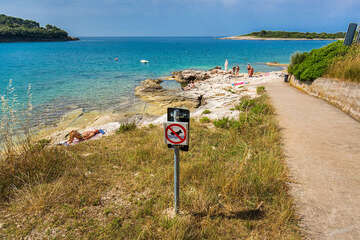 Pula - Banjole - cesta k pláži s plochými kameny, poloostrov Istrie, Chorvatsko