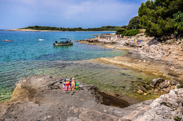 Resort Centinera *** - další pláže v okolí (ploché kameny), Pula-Banjole, poloostrov Istrie, Chorvatsko