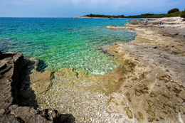 Resort Centinera *** - další pláže v okolí (ploché kameny), Pula-Banjole, poloostrov Istrie, Chorvatsko