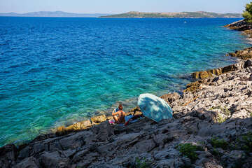 Sali - skalnaté pláže, ostrov Dugi Otok, Chorvatsko