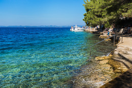 Sali - skalnaté pláže a betonová mola, ostrov Dugi Otok, Chorvatsko