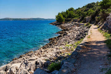 Sali - promenáda podél moře, ostrov Dugi Otok, Chorvatsko