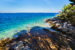 Sali - skalnaté pláže a betonová mola, ostrov Dugi Otok, Chorvatsko