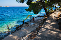 Sali - skluzavka do moře na betonovém molu, ostrov Dugi Otok, Chorvatsko