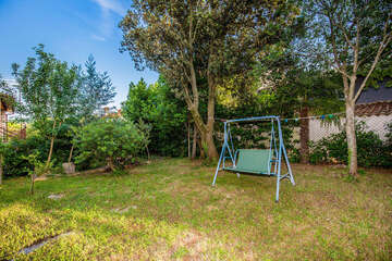 Apartmány Banjole 12 - zahradní houpačka pro klienty apartmánu A1 v přízemí, Pula-Banjole, poloostrov Istrie, Chorvatsko