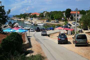Příjezd k zátoce Tovarnele, ostrov Pag, Chorvatsko