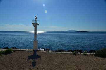 Maják na okraji zátoky Tovarnele, ostrov Pag, Chorvatsko
