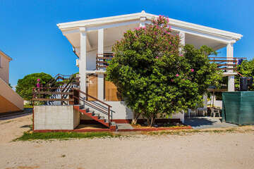 Apartmány Dominik - foto domu před rekonstrukcí teras a novou fasádou, Privlaka, Zadarská riviéra, Chorvatsko