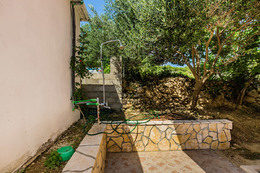 Apartmány Tomislav - venkovní sprcha, Vlašiči, ostrov Pag, Chorvatsko