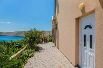 Apartmány Tomislav - druhý gril a venkovní sprcha vedle terasy apartmánu A2, Vlašiči, ostrov Pag, Chorvatsko