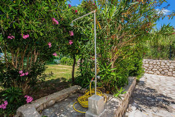 Apartmány Bepo - venkovní sprcha, město Pag, ostrov Pag, Chorvatsko