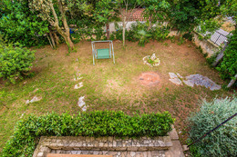 Apartmány Banjole 12 - zahrada u domu (zahradní houpačka pro klienty apartmánu A1 v přízemí), Pula-Banjole, poloostrov Istrie, Chorvatsko