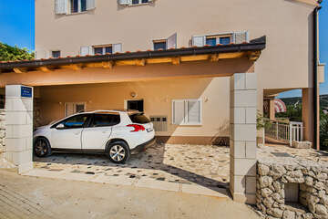 Apartmány Vivien - parkovací místa u domu (pro apartmán A3), Sevid, Trogirská riviéra, Chorvatsko