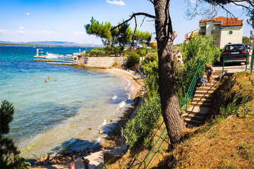 Tkon - písečná pláž Južna plaža, ostrov Pašman, Chorvatsko