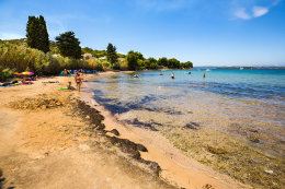 Tkon - písečná pláž Klanac, ostrov Pašman, Chorvatsko