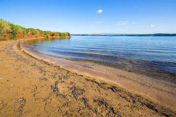 Tkon - písečná pláž na jihovýchodním okraji letoviska, ostrov Pašman, Chorvatsko