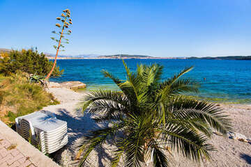 Seget Donji - pláže, Trogirská riviéra, Chorvatsko