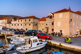 Seget Donji - staré město, Trogirská riviéra, Chorvatsko