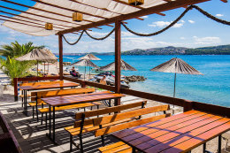 Seget Donji - pláže a restaurace u rezortu Medena (1 km západně po promenádě), Trogirská riviéra, Chorvatsko