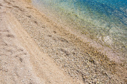 Seget Donji - pláže a restaurace u rezortu Medena (1 km západně po promenádě), Trogirská riviéra, Chorvatsko