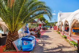 Seget Donji - pláže a restaurace u rezortu Medena (1 km západně po promenádě), Trogirská riviéra, Chorvatsko