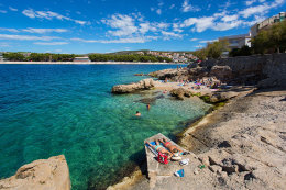 Primošten - pláž ve starém městě, Šibenická riviéra, Chorvatsko