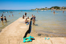 Privlaka - zátoka s písečným dnem v centru letoviska, Zadarská riviéra, Chorvatsko